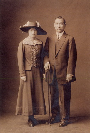孙中山与宋庆龄结婚后的合影 height=