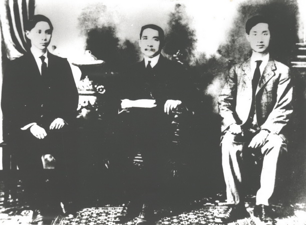 1910年，孙科与父亲和卢信在檀香山合影 height=