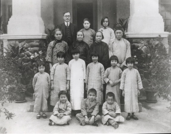 1935年，卢慕贞、陈粹芬、孙婉、陈秋光、孙缎等合影于广州二沙头渔庐公馆 height=