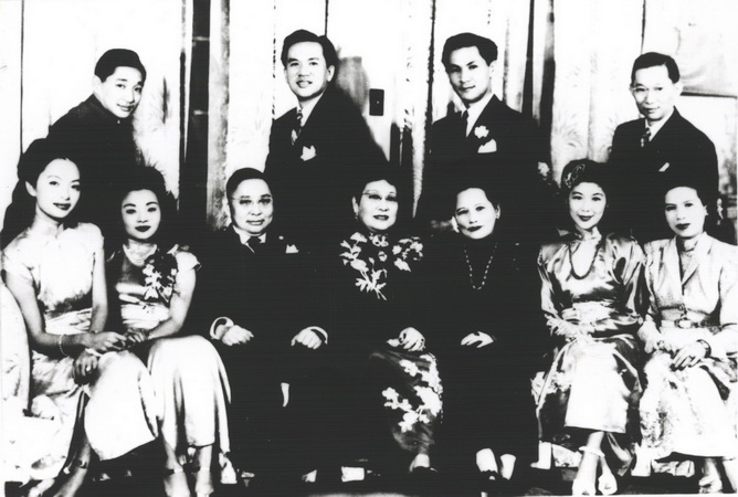 1948年春，宋庆龄在上海参加孙科长女孙穗瑛的婚礼时与孙科全家合影 height=