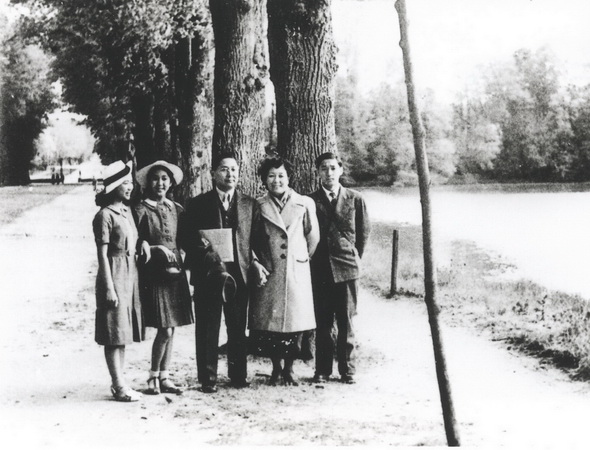 1938年，孙科夫妇与子女摄于巴黎 height=