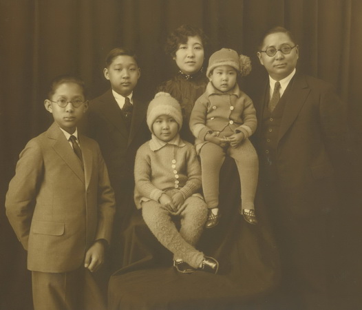 1926年，孙科夫妇与子女摄于广州孙科全家福 height=