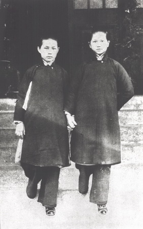 孙娫和孙婉合影 height=