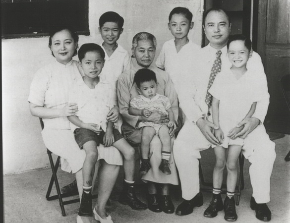 1948年陈粹芬与孙乾全家在中山县石岐合影 height=
