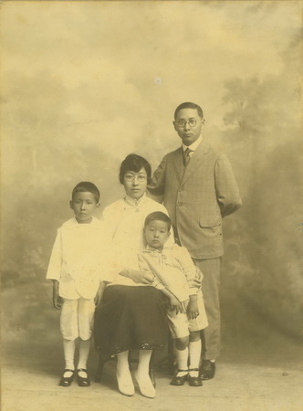 孙科夫妇与两子治平、治强摄于香港 height=