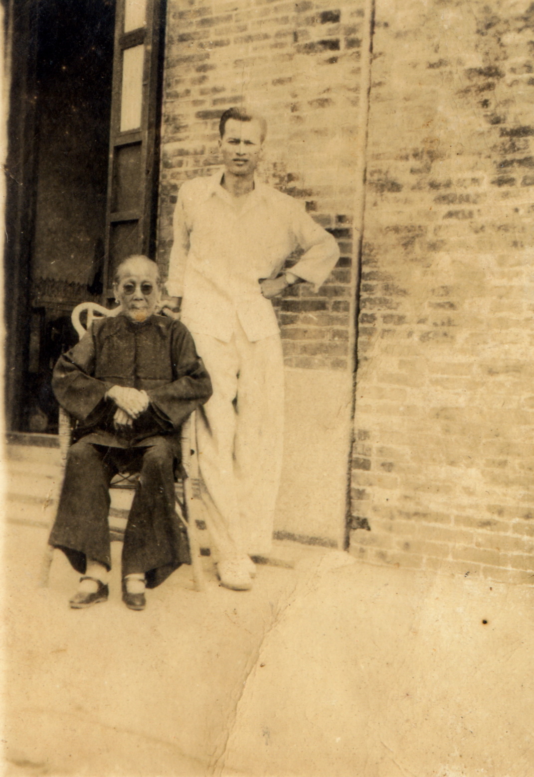 1947年孙妙茜在家中与孙子杨连鑫合影 height=