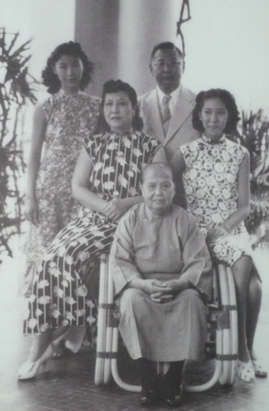 孙科夫妇和女儿与卢慕贞在澳门合影 height=