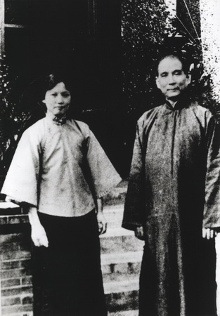 1922年9月，宋庆龄、孙中山合影于上海寓所 height=