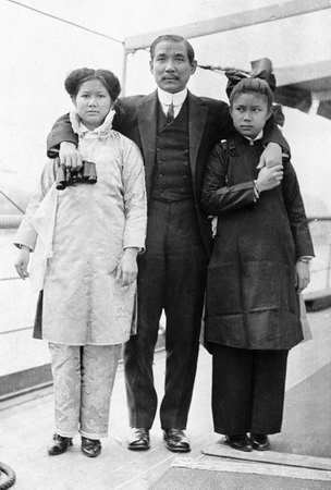 孙中山与两女儿在船上的温情合影 height=