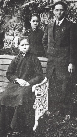 1912年，孙娫与兄孙科、妹孙婉合影于南京 height=