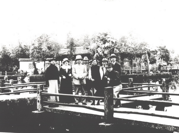 1919年4月25日，孙中山、宋庆龄等游览杭州西湖时合影 height=