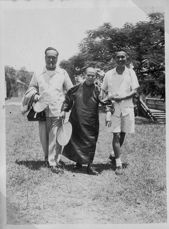 1947年7月，卢慕贞回乡祝寿时照片 height=