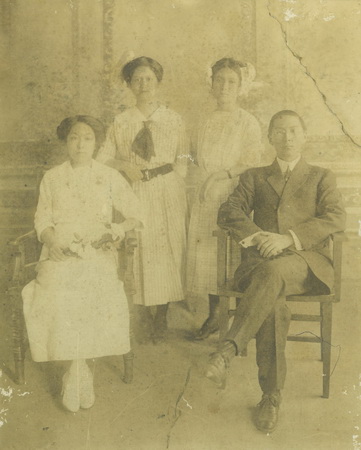 孙娫与兄、嫂、妹合影于美国加利福尼亚州三藩市 height=