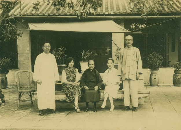 孙科夫妇与母亲卢慕贞等合影于中山县唐家 height=