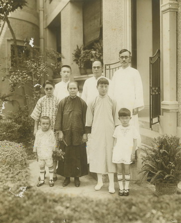 孙婉夫妇及子女与母亲卢慕贞合影 height=