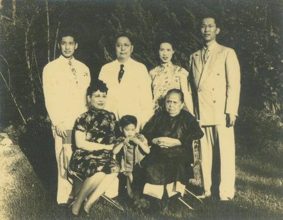 卢慕贞与儿孙们合影 height=
