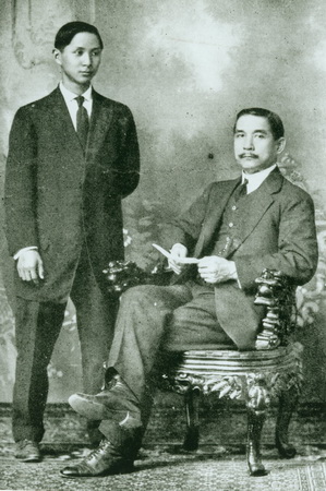 1910年，孙科与父亲在檀香山合影 height=