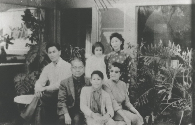 1964年孙科夫妇在美国与女儿全家合影 height=