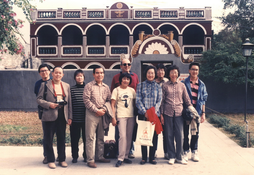 1987年12月29日，孙绍如、孙丽贤、孙爱娜（孙满女儿）与亲友瞻仰孙中山故居留影 height=