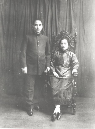 1920年10月，宋庆龄、孙中山合影于上海 height=