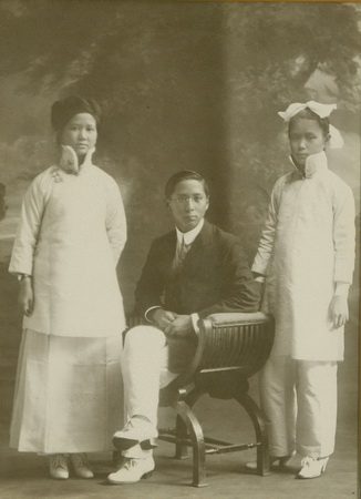 1912年5月，孙娫、孙科、孙婉合影于广州 height=