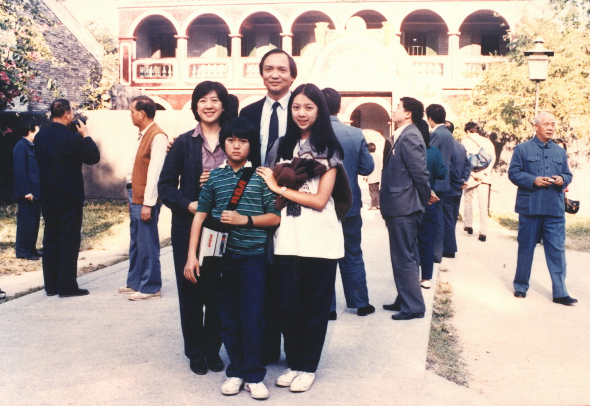1986年11月，孙必成（孙乾四子）夫妇及女儿回乡瞻仰孙中山故居留影 height=