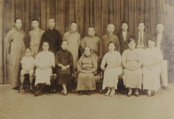 1933年5月19日，冠生园暨广东浸信会欢迎卢慕贞合影  height=