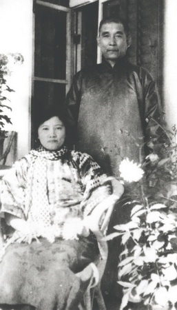 孙中山与宋庆龄摄于广州陆海军大元帅府 height=