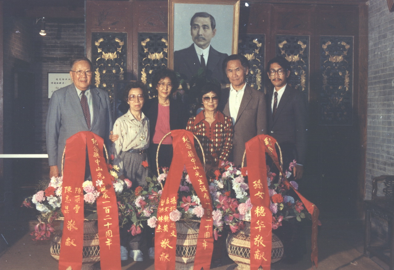 1986年11月，孙穗英、孙穗华等合影于孙中山故居大厅 height=