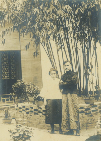 孙婉夫妇合影与竹下 height=