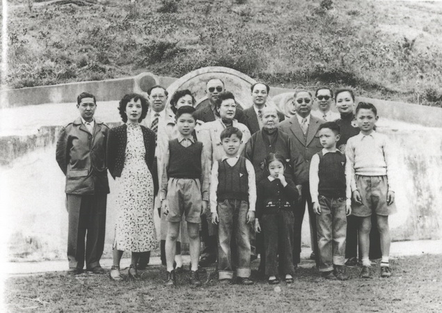 1950年，卢慕贞与亲友在香港九龙百花林拜谒孙中山母亲杨氏墓合影 height=