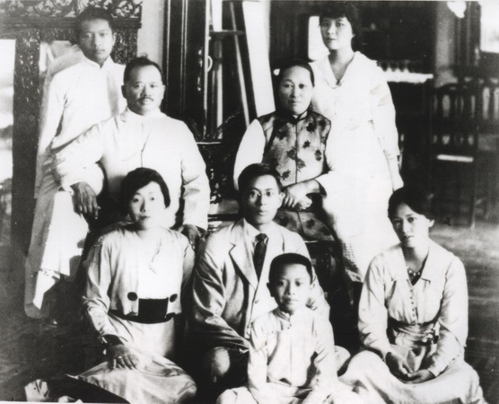 1917年宋家在上海一家团聚合影 height=