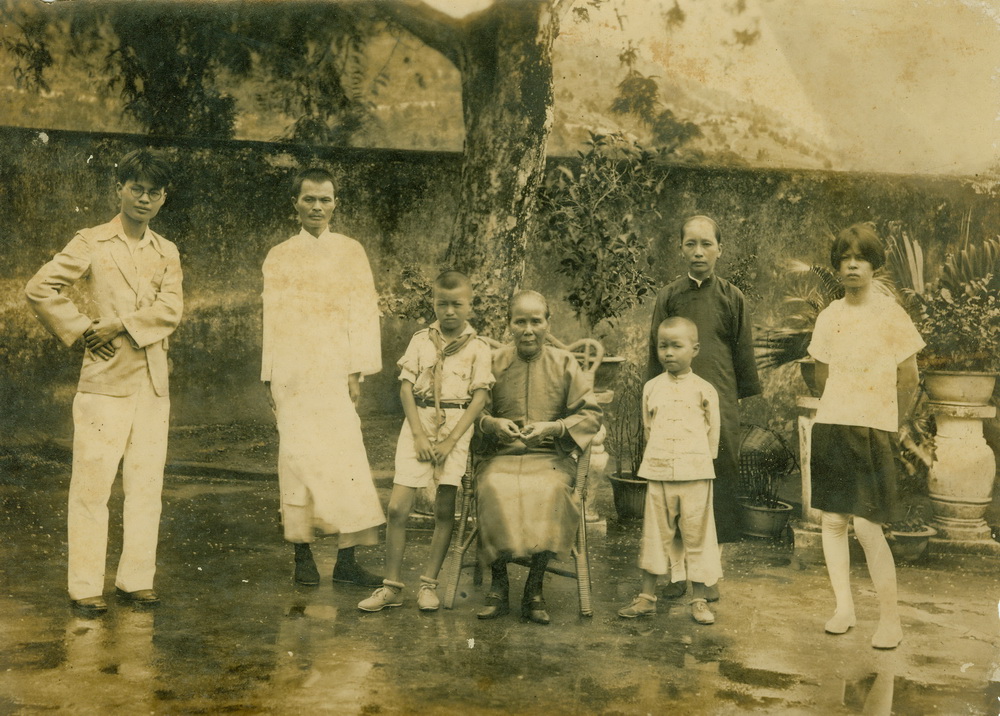1930年，孙妙茜与子孙在孙中山手植的酸子树下合影 height=