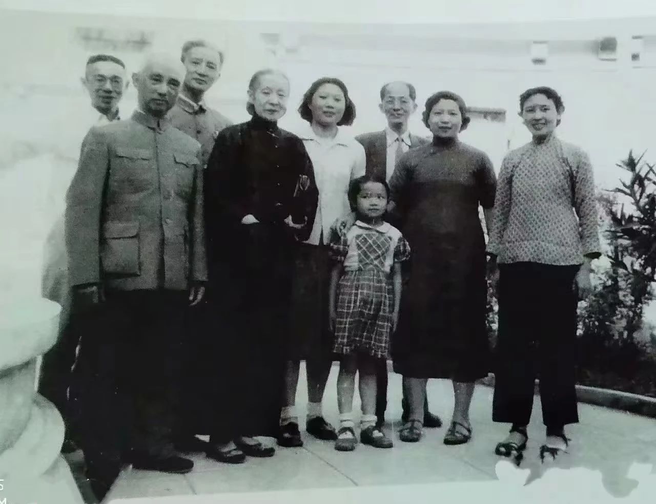 唐宝锷弟弟唐宝潮与夫人裕容龄，唐地供照。.jpg