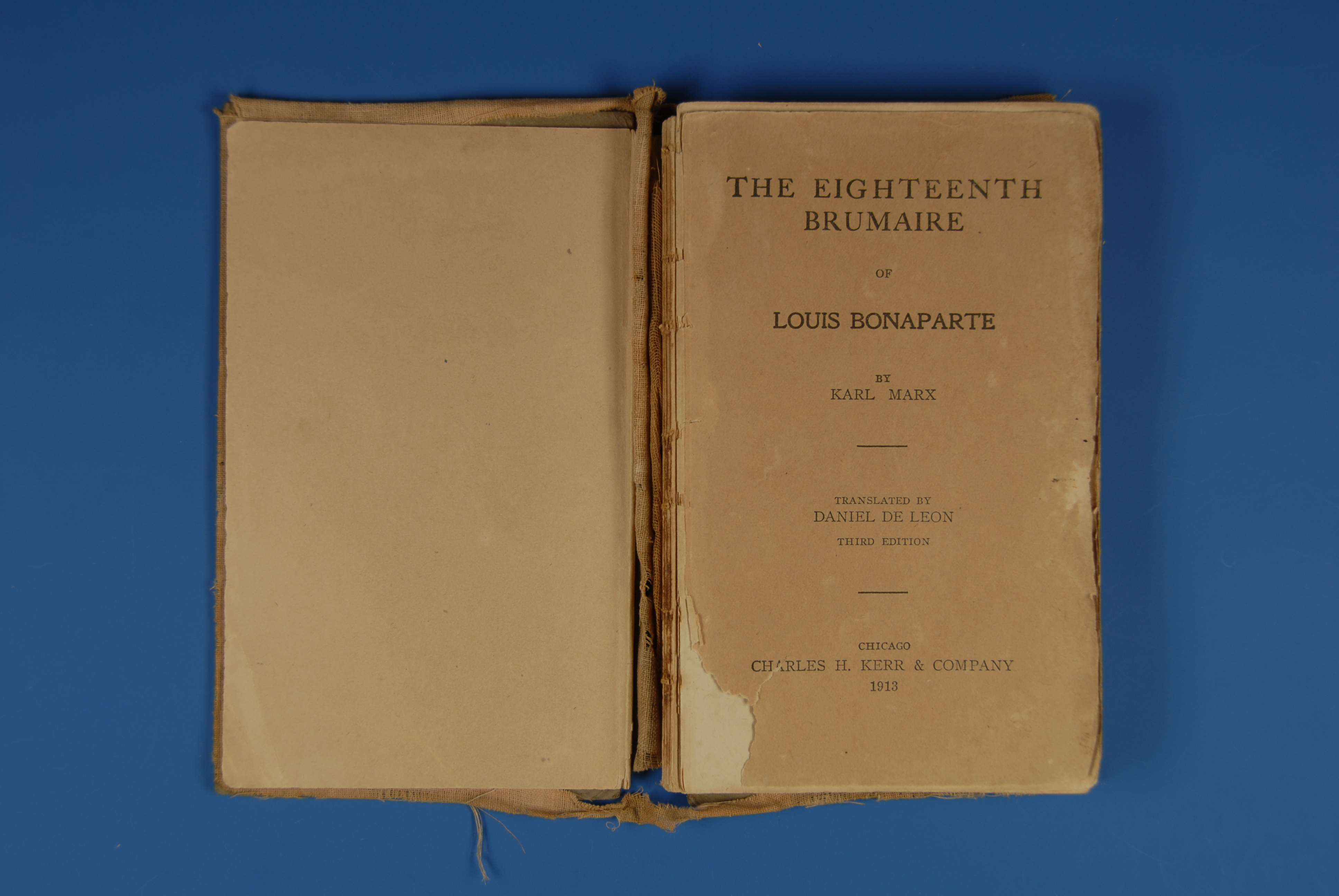 图为朱卓文儿子朱腾云捐赠的“孙中山读过的1913年版马克思著作《路易·波拿巴与雾月政变》”。.jpg