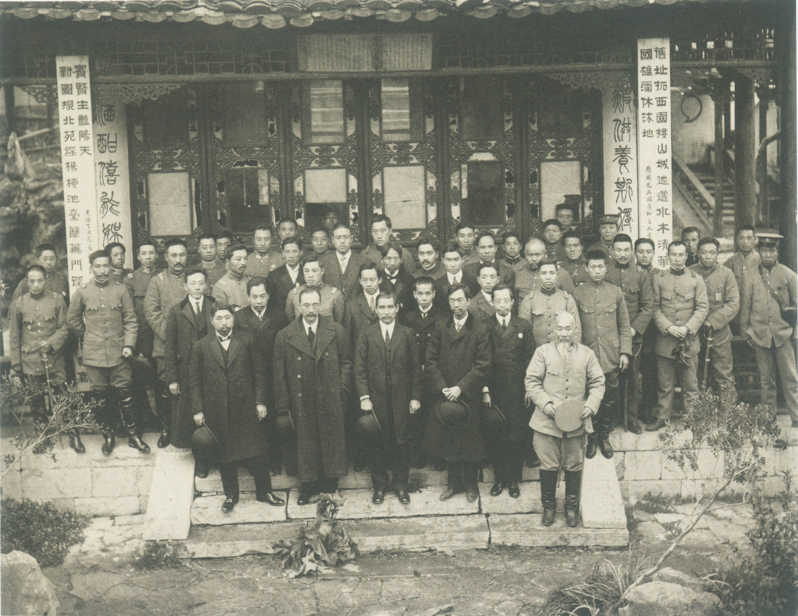 1912年3月29日，南京临时政府各部总次长、卫戍总督、各师军旅司令官在南京愚园（今胡家花园春晖堂）为孙中山举行饯别会并合影留念。图中第三排左九为朱卓文。.jpg