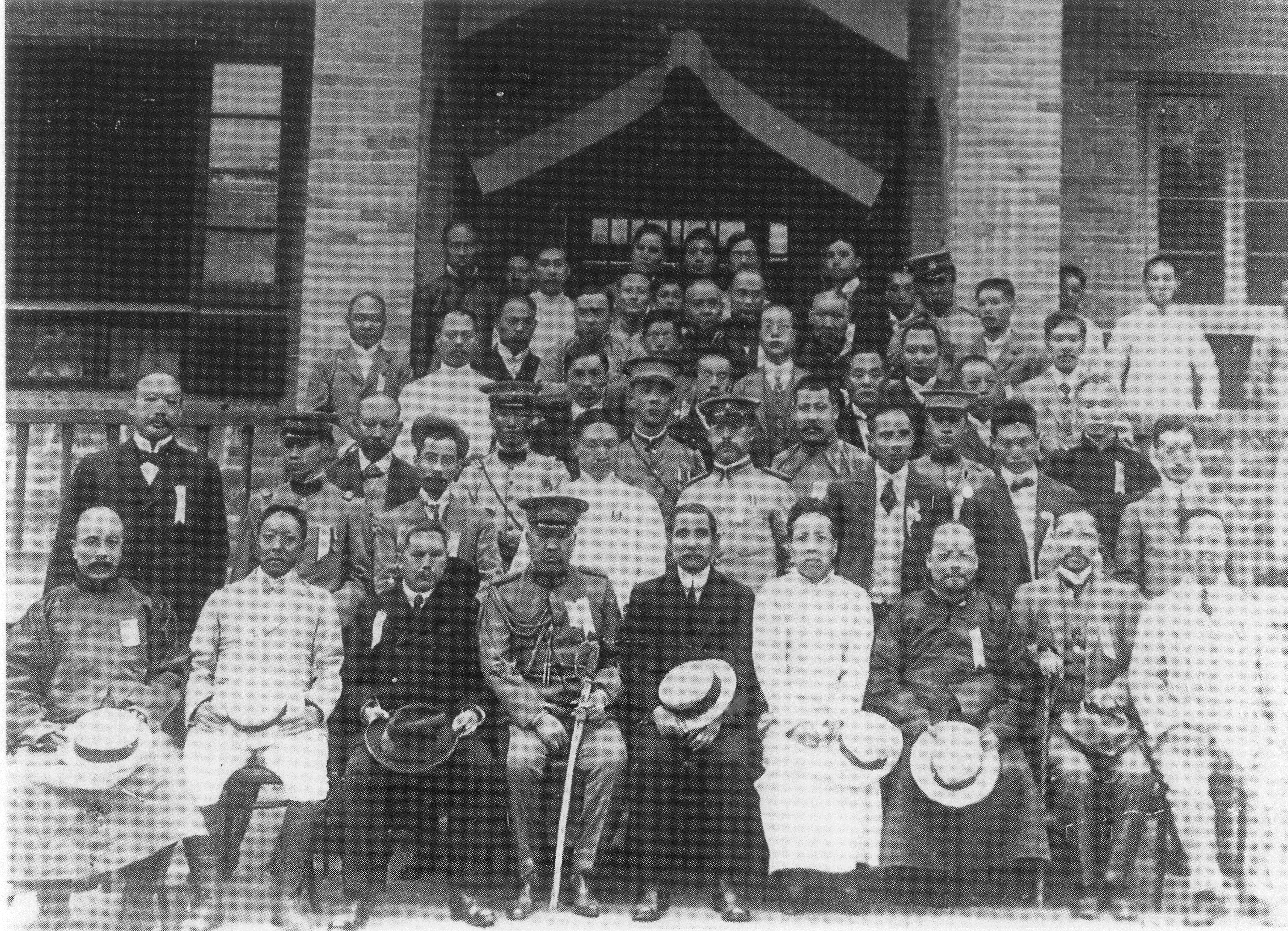 1912年9月7日，孙中山视察京张铁路时，与欢迎人员在张家口车站合影。第二排右三为朱卓文。.jpg