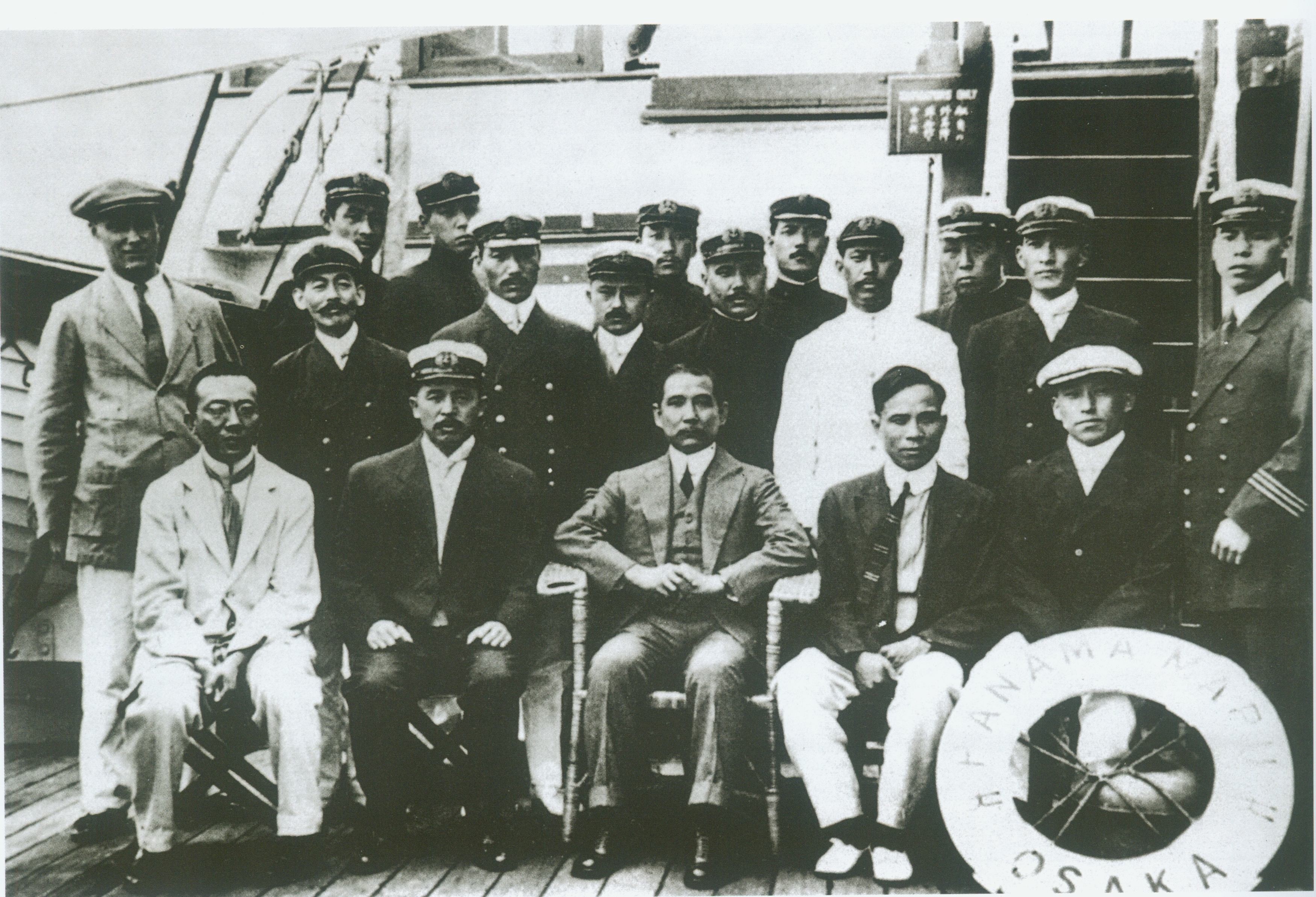 孙中山在“巴拿马”号轮上与革命党人的合影。前排左四为朱卓文。.jpg