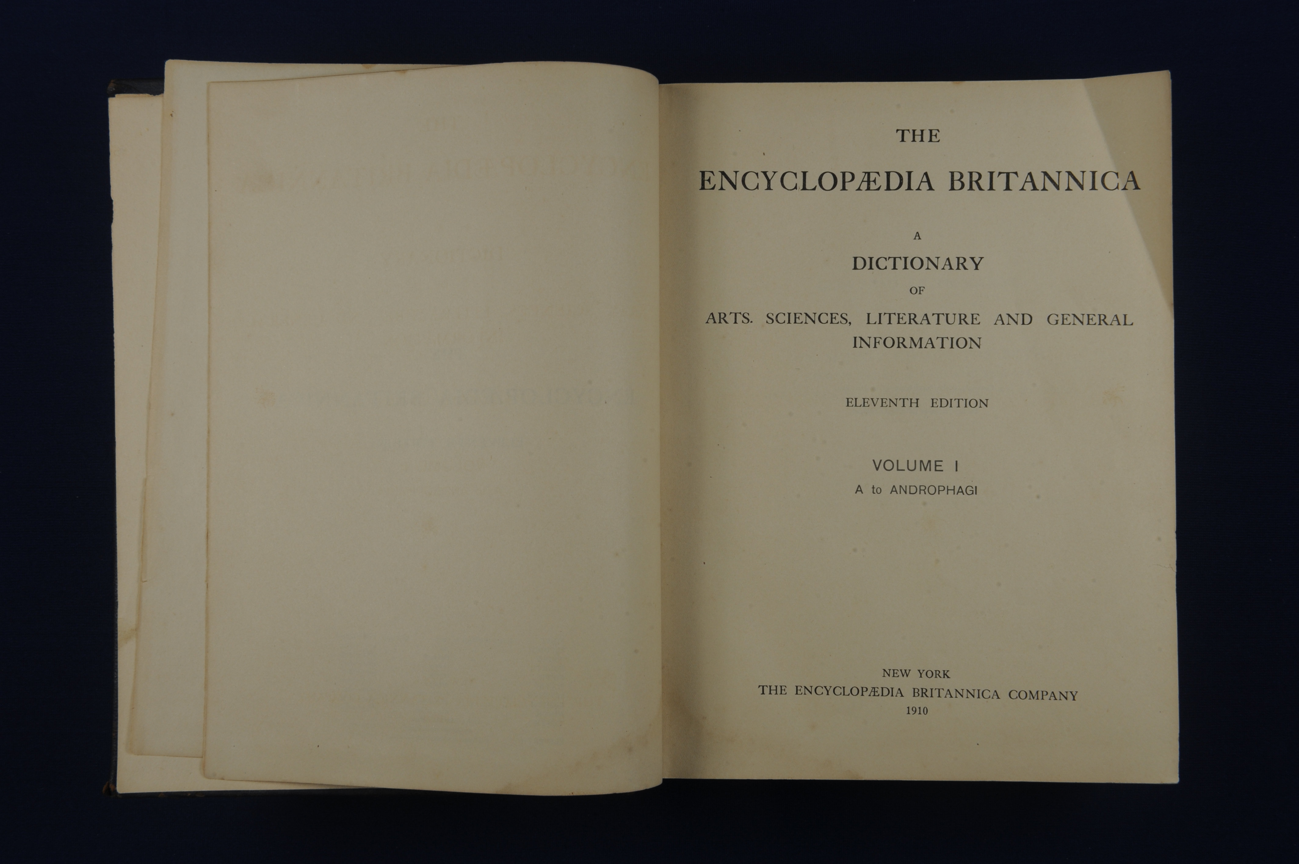 图为朱卓文儿子朱腾云先生向孙中山故居纪念馆捐赠的“孙中山读过的1910年版《大英百科全书》”。.JPG