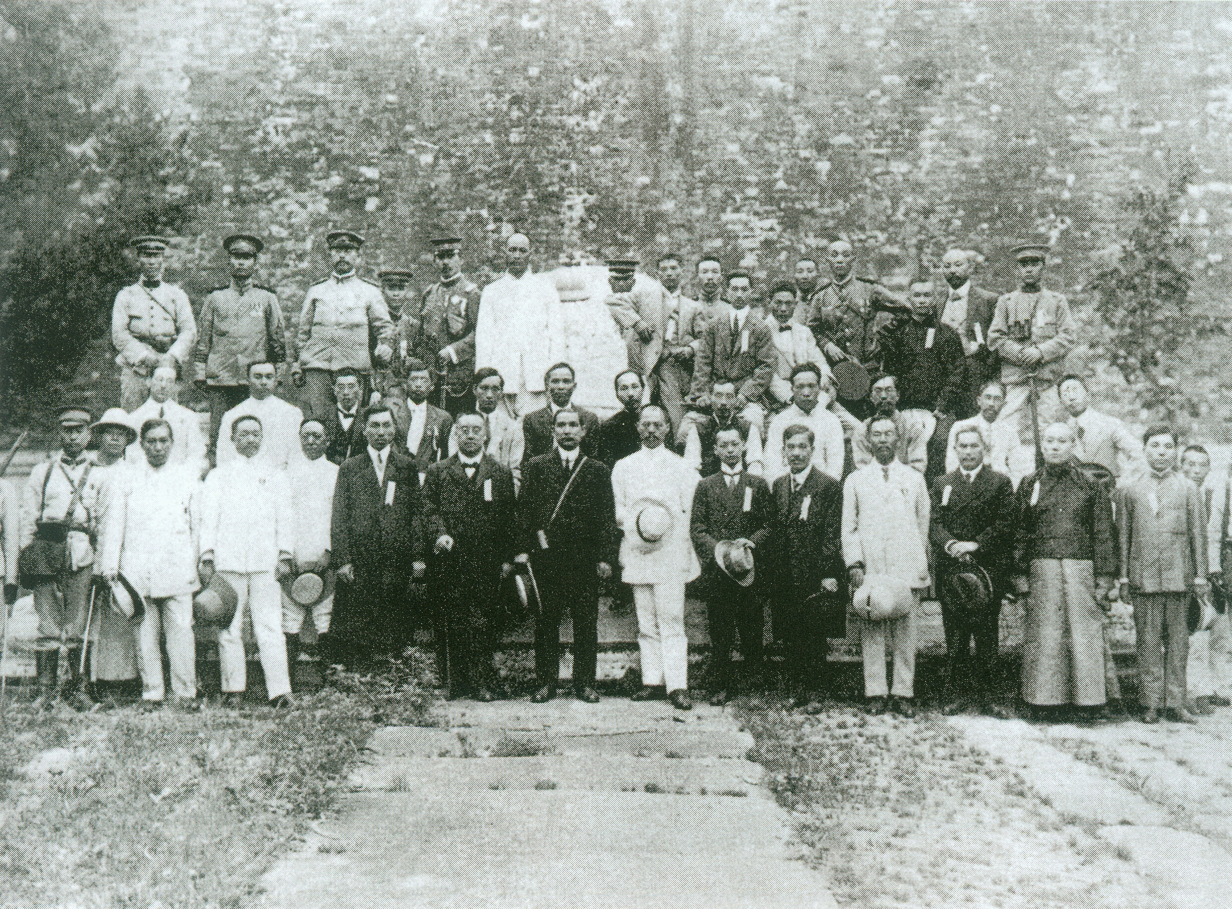 1912年9月6日，孙中山在长陵城楼前与随员合影。第二排左六为朱卓文。.jpg