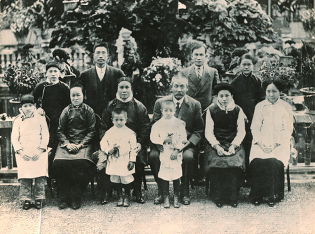 1912年陈粹芬与孙眉夫妇、孙昌夫妇等合影。前排两小孩为孙满 孙乾 坐者右二陈粹芬 右三孙眉 右四孙眉夫人谭氏 右五王金顺 后排右三孙昌.jpg