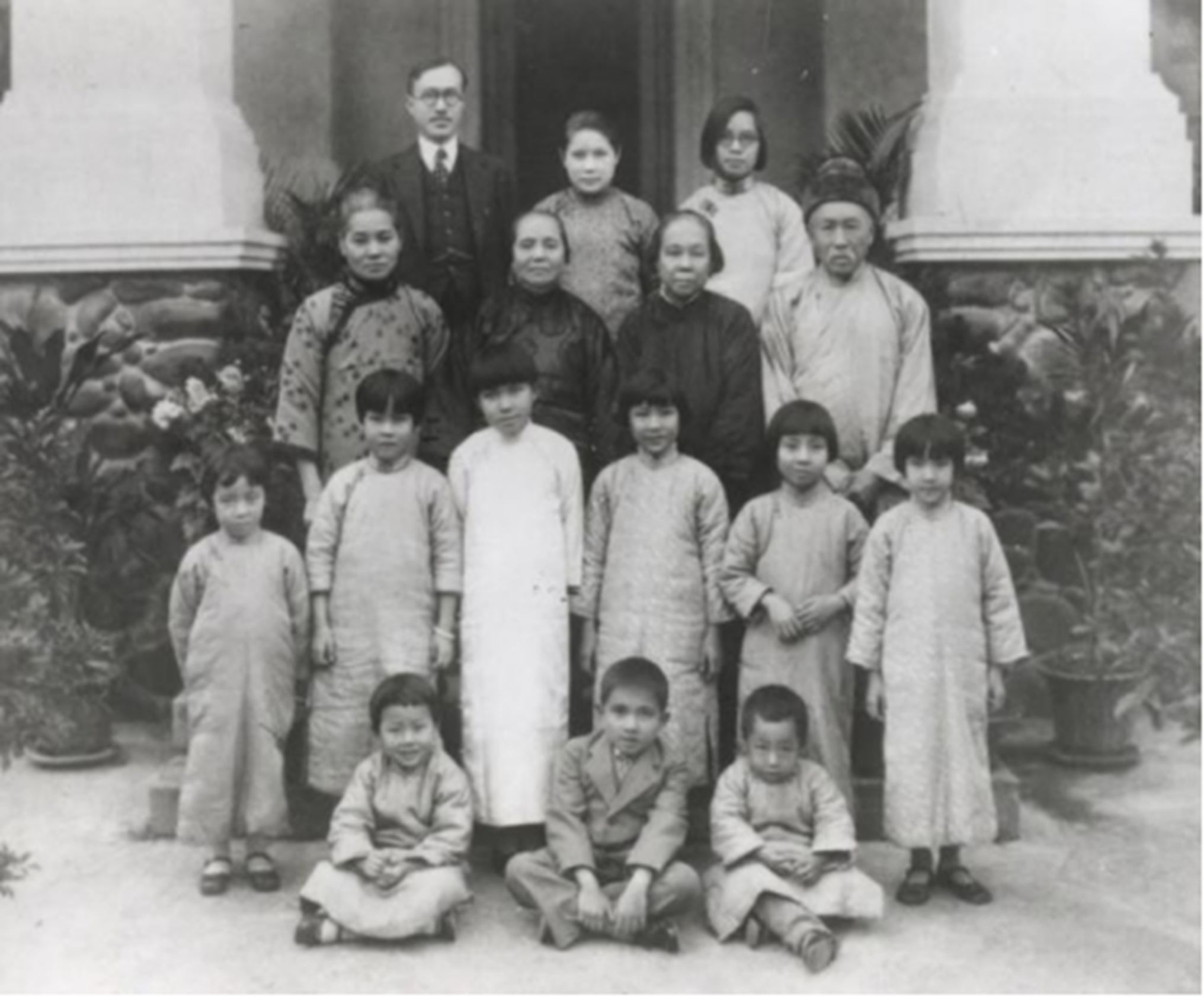 1935年卢慕贞、陈粹芬等在广州二沙头渔庐公馆合影 前排左起：曾永钊 戴永丰 陈进民 二排左起：陈丽雪 曾爱琼 戴成功 孙穗瑛 陈丽焜 孙穗华 三排左起：陈粹芬 卢慕贞 孙殿（孙观成之女） 陈秋光（孙殿丈夫） 后排左起：戴恩赛 孙婉 容妙.jpg