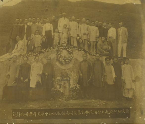 1912年5月14日孙氏亲友林拜谒杨态度人墓 后排中间穿西服者为孙眉 孙眉右侧为孙科 孙眉前两小孩为孙满、孙乾 前排左三陈粹芬 左四卢慕贞 左五孙眉夫人谭氏 左六王金顺 左七孙娫.jpg