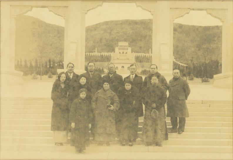卢慕贞、孙满等在中山陵合影.png