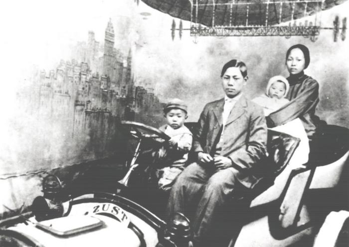 王金顺与两儿子及弟弟在美国合影.png