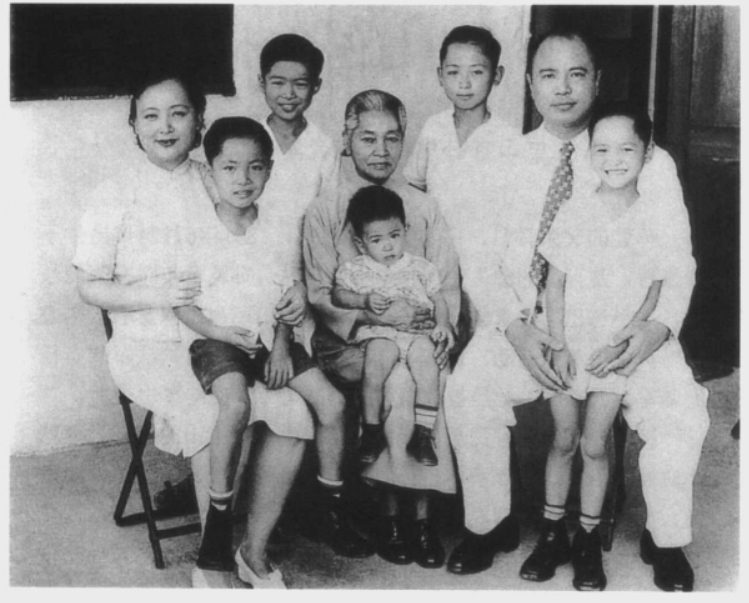 1948年孙乾一家在石岐合影.jpg