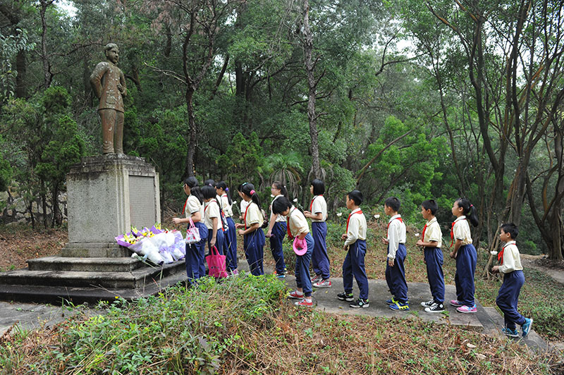 2015年11月7日-陆皓东坟场-孙中山故居纪念馆组织在校学生开展纪念陆皓东烈士敬献鲜花仪式