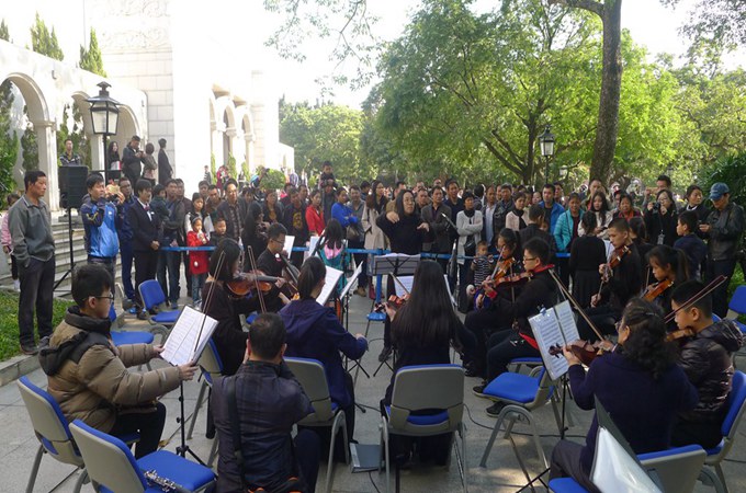 众多观众现场聆听音乐会。