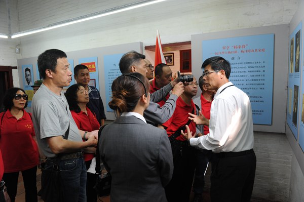 林华煊副馆长（右一）介绍杨日韶及杨日暲烈士为国牺牲的经过