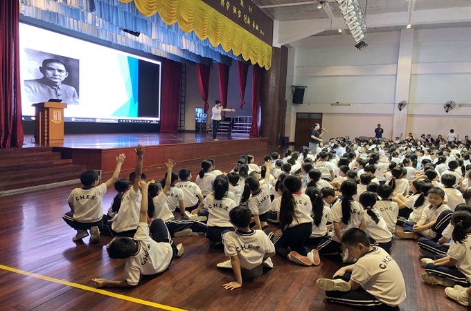 同学们踊跃回答问题